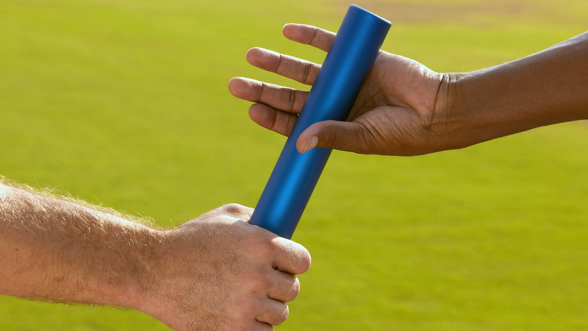 比赛中发生激烈冲突，主教练被罚出场，球员与教练冲突