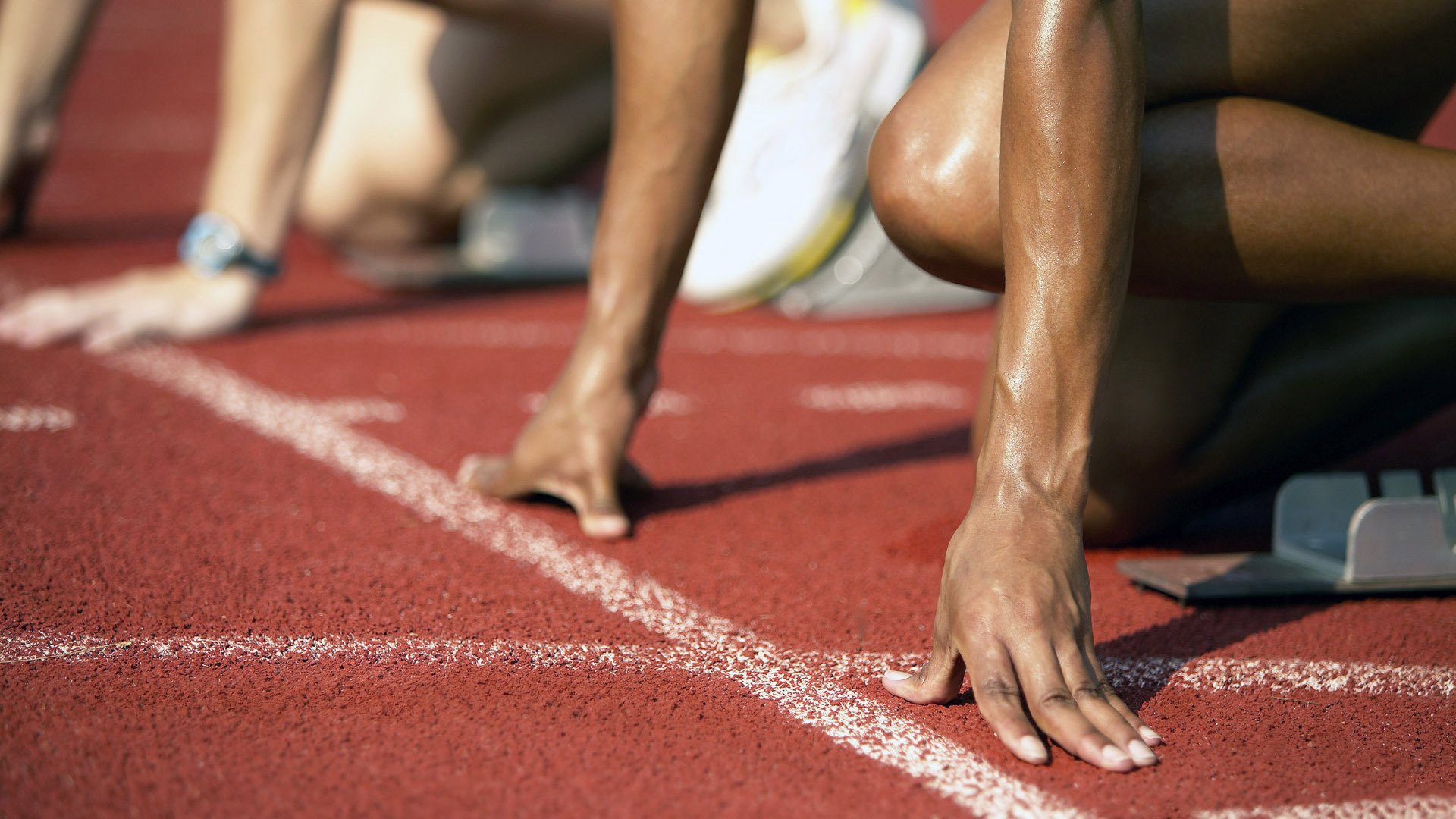 男子蛙泳前25米分段表现差距明显，男子蛙泳100m