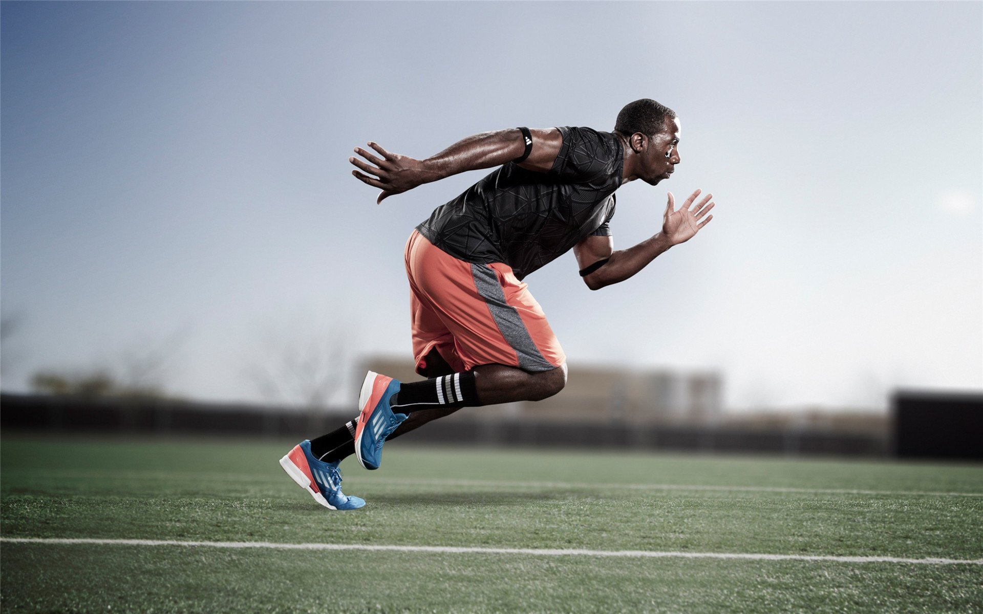 大学生足球赛激烈开打，校园掀起运动热潮，大学生足球联赛视频